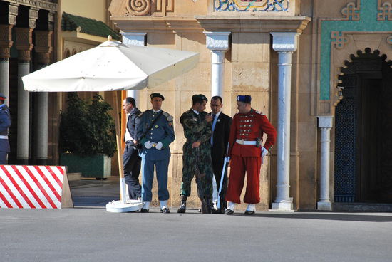 Mit Tele herangezoomt: Soldat, Palastwachen, Geheimdienstler und Privatsekretär ???