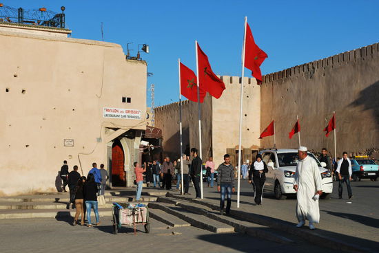 Die symbolkräftige Flagge von Marokko: Rot und grün sind die Farben des Islam, das Pentagramm steht für die 5 Pflichten eines jeden Muslim: Das Bekenntnis zu Allah, das 5-malige tägliche Gebet in Richtung Mekka, die Almosen-Pflicht (Zakat), das Fasten (Ramadan) und die Hadj (möglichst 1-mal im Leben die Pilgerreise nach Mekka).
