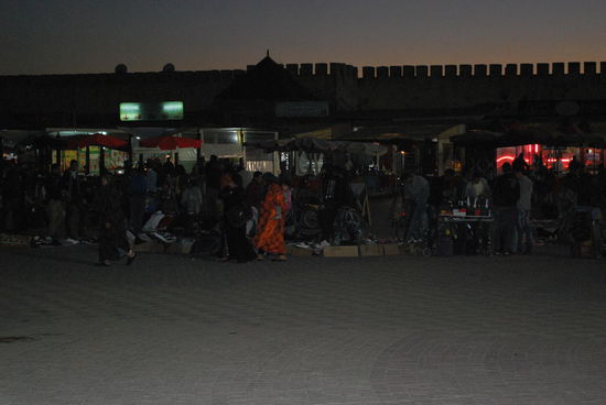 Es ist dunkel geworden und der Platz lebt jetzt so richtig !