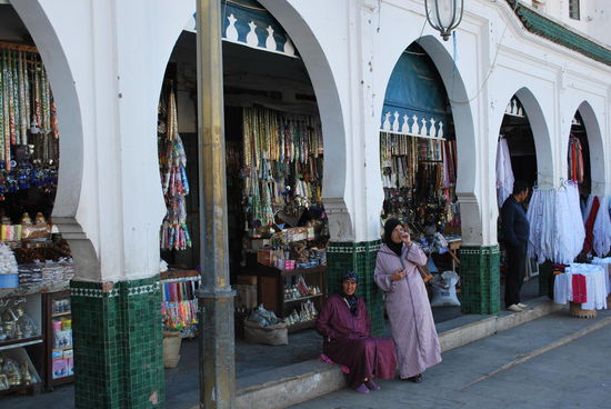 In den Läden werden religiöse Utensilien verkauft.