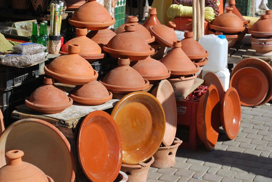 Tajine´s. Eine tönerne Tajine ist der National-Kochtopf von Marokko. Echt genial: Alle Zutaten hineinschmeißen, Deckel drauf, auf´s Feuer und stundenlang schmoren lassen. Einfach, billig, praktisch und seeehr gut ! Die Teile gibt's natürlich auch verziert, glasiert und sehr dekorativ !