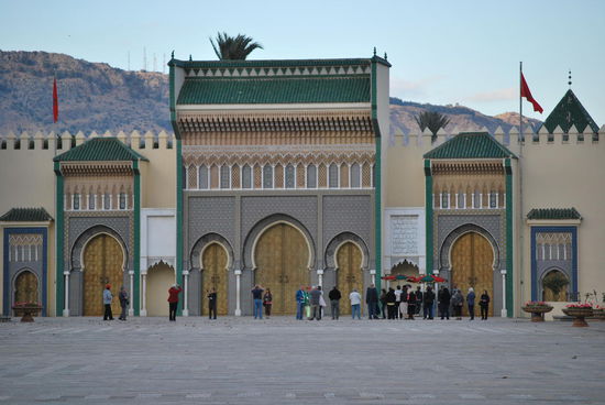 Fès hat natürlich einen eigenen, prachtvollen Königspalast, aber auch hier steht man wieder vor einem grandiosen Tor und darf nicht beliebig und in jede Richtung fotografieren.
