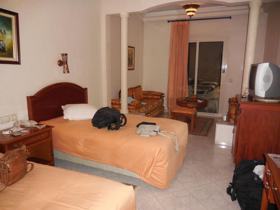 Jep, platt. Hotelzimmer in Fès. Schneller essen, schneller schlafen...