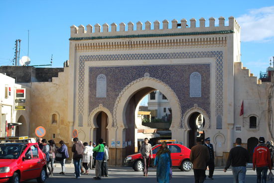 Hier geht´s rein ! Die kleinen roten petit taxi´s laden die Touristen ab, und nicht nur die...