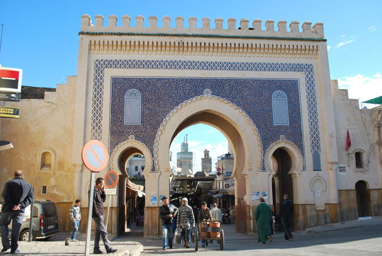 Bester Foto-Spot, weil man von hier aus gleich 2 Minarette durch das Tor sehen kann.