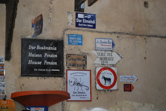 Natürlich wird man sich in der Medina von Fès verlaufen, aber es gibt auch Schilder, an denen man sich halbwegs orientieren kann.  Ansonsten Augen auf, nett fragen, notfalls ein paar Dirham investieren für einen Guide, der einen wieder hinausbegleitet. Jedes Kind macht das hier supergern...