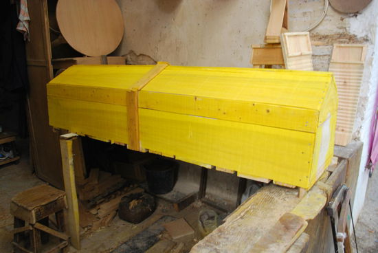 Why not ? Sarg in sonnen-gelb ? Da Muslime nicht im Sarg beerdigt werden, sind es wiederverwendbare Mietsärge.