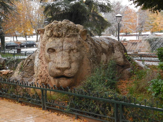 Ifrane ist eine schmucke Kleinstadt und ein Ski-Resort in Marokko (!). Sehr modern und relativ reich. Wir machen hier bei wirklich winterlichem Schietwetter eine Kaffeepause. Der Löwe ist ein Denkmal für die nordafrikanischen Löwen, die es tatsächlich mal in diesem Gebiet gab. Aber das ist lange her... Einzig interessant für mich in Ifrane: Ja, es schneit !!! Und ist eiskalt.