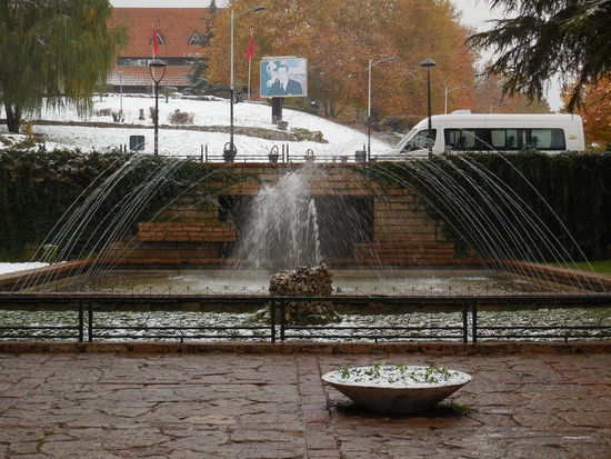 Puderzucker-Schnee in einem öffentlichen Park in Ifrane