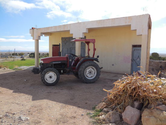 Einsamer Traktor - in den vorbeiziehenden Dörfern sind kaum Menschen zu sehen