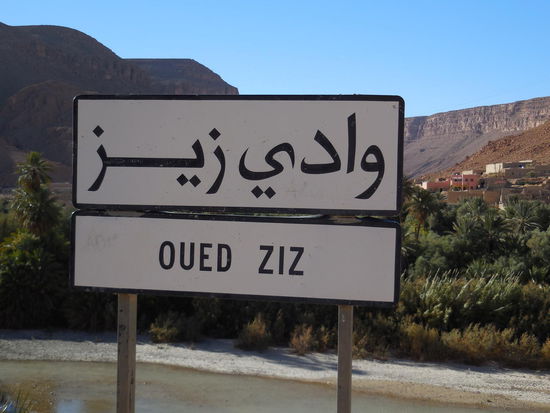 Oued bedeutet soviel wie Wadi - ein Flusstal - im Sommer ausgetrocknet.