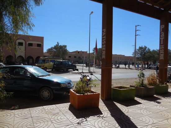 Mittagspause: Kaffee oder Pfefferminztee gibt es hier - wer Hunger hat, muss sich im gegenüberliegenden Marktgebäude selber durchschlagen