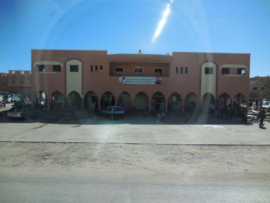 Verhandlungsgeschick ist angebracht und auch teils Sprachkenntnisse sind gefordert, aber mit Händen und Füßen kommt man auch zum Ziel. Ich persönlich versuche so viel wie möglich französisch zu sprechen und es gelingt ganz gut !