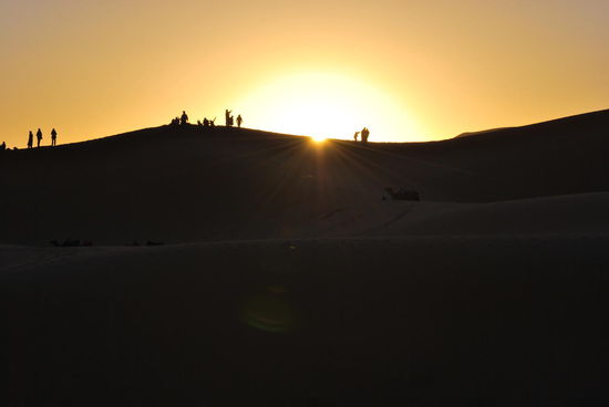 die Sonne blitzt schon hervor - ich liege irgendwo hechelnd im Sand...