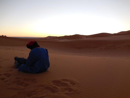 Ich sitze mal wieder schweratmig im Sand, mein Guide langweilt sich zu Tode und denkt wahrscheinlich: Oh Allah, was hast du mir da für eine beknackte Deutsche geschickt, die werde ich abzocken ohne Ende ! Tja, denkste !!!