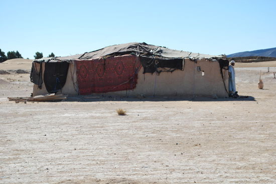 Berber-Zelt, auch Souvenirshop genannt, ich kaufe eine wirklich schöne Kamelknochenkette nach kurzen Verhandlungsgesprächen.