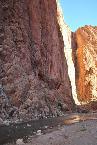 Todra oder Dadès ? Welcher der wenig Wasser führenden Flüsse ist es ? Keine Ahnung.