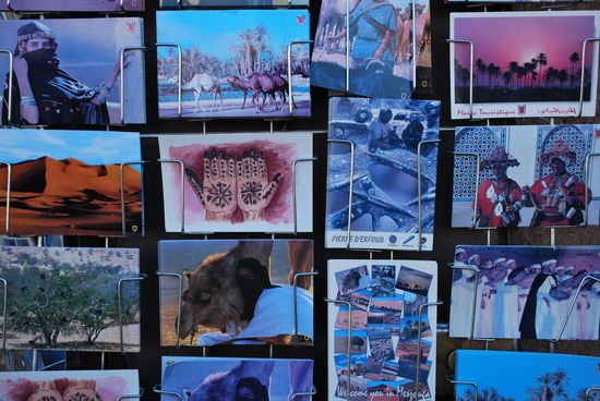 Im Zeitalter des Handy-Fotografierens und sofort online-Versendens sind Postkarten trotzdem noch nicht völlig out. Trotzdem sehe ich niemanden eine kaufen...