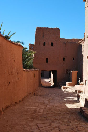 Menschenleer darf man sich das Ding nicht vorstellen: Es sind jede Menge Touris unterwegs, Souvenirhändler, Künstler, Fotografen, Guides ebenso. Am Rande sind auch Restaurants vorhanden und so essen wir hier auch. So weit ich mich erinnere, hatte ich eine schnelle Suppe, weil ich auf der Flucht war. Ich hasse organisierte Touri-Abfütterungsanlagen...