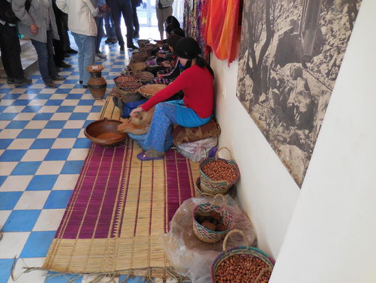 und wir machen Pause an einer Arganöl-Kooperative, die schwere Handarbeit, das Arganöl zu pressen, ist fast überall reine Frauenarbeit