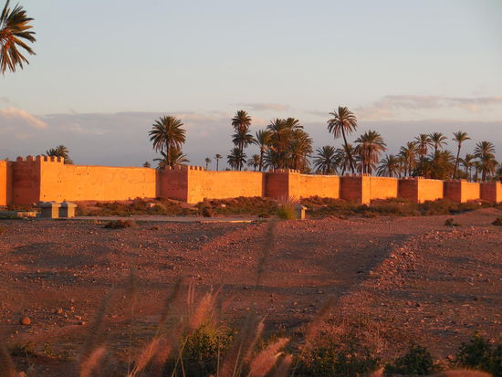 Wir haben Marrakech erreicht, dies ist ein Teil der alten Stadtmauer in der untergehenden Sonne