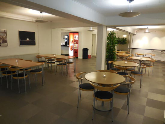 skandinavischer Stil und auf jedem Tisch brennt ein Teelicht, echt süß ! Sowie: Nix los !