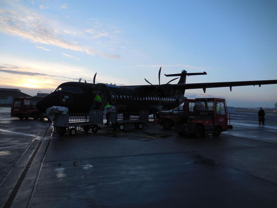 Die unglaubliche Menge von 2 eingecheckten Gepäckstücken wird ausgeladen am Terminal 1 in Kopenhagen, wofür offensichtlich je ein Exklusiv-Gepäckwagen bereit steht. Es dauert 1 Minute zufuss bis ins Terminalgebäude und weitere unschlagbare 30 Sekunden, bis die 2 Gepäckstücke auf dem Band erscheinen.