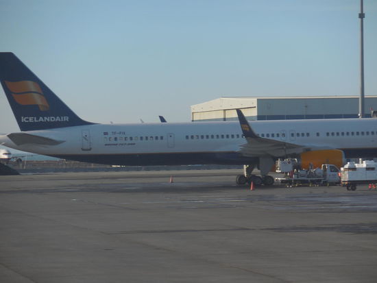 Es gibt nur 320.000 Isländer und die bilden eine vollständige Volkswirtschaft ab mit allem Drum und Dran. D.h. sie haben (fast) alles und müssen aus dem begrenzten Menschenpool alles hergeben: Piloten, Ärzte, Anwälte, Landwirte, Servicekräfte, Lehrer, Krankenschwestern, Fischer, Politiker, Autoren, Fernseh- und Radioleute, Taxifahrer, Köche, Musiker, einfach alles. Und das scheint erstaunlich gut zu funktionieren. Nur die isländischen Banker hat wohl Island und die Welt nicht wirklich gebraucht, 2008 ist das isländische Bankensystem kollabiert und somit haben fast alle 320.000 Isländer und unzählige Geldanleger aus aller Welt schweineviel Geld verloren... Aber das macht wohl nichts aus auf einer Insel, die zur Not auch "back to the roots" kann. Island hat sich von der schweren Finanzkrise erstaunlich schnell erholt. Der Kurs der isländischen Krone ist allerdings bis heute grottenschlecht.