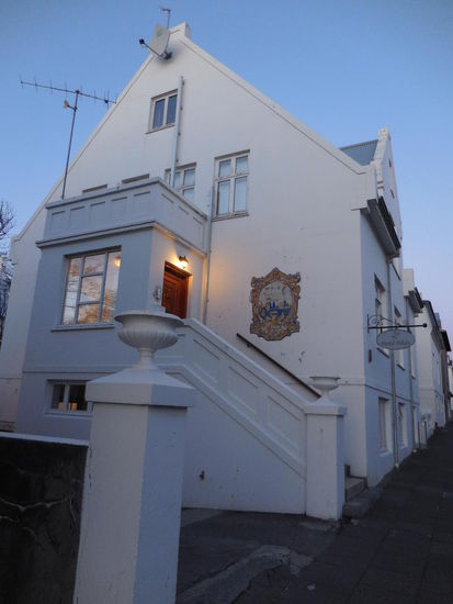 Im Hotel Hilda begrüßt mich Hildur, die Eigentümerin. Ich beziehe ein äußerst gemütliches Zimmer, werfe meinen Krempel ab und ziehe sofort wieder los. Ich brauche noch kurz was zu essen und einen ersten Erkundungsrundgang durch meine neue Umgebung.