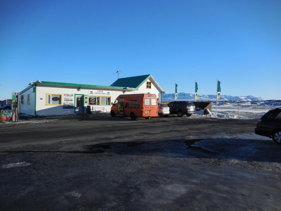 Isländische Tankstelle mit Klo´s. Nicht öffentlich, daher wird der Erwerb eines Kaffee´s  oder so durchaus erwartet als Gegenleistung.
