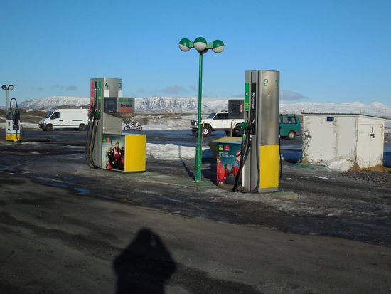 Benzinpumpen in Island - fast nur für die Fahrzeuge benötigt man hier Sprit, alles andere machen die locker aus Geothermalkraft...