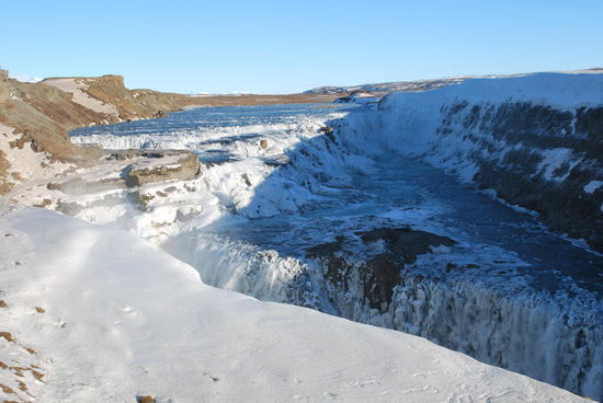 Wir sind am nächsten Höhepunkt der Golden-circle-Tour angekommen: Dem Gullfoss. Größter und schönster Wasserfall Islands und jetzt im Winter teilweise gefroren. Gullfoss heisst übrigens "goldener Wasserfall". Mitte Februar ist er natürlich nur weiss-blau.