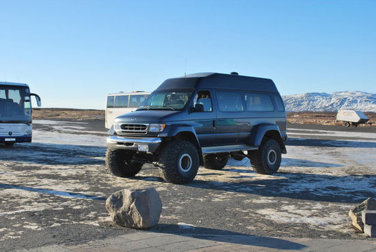 Auf dem Parkplatz entdecke ich dann zum 1. Mal so einen Monster-Truck. Björg erklärt: Derartige Fahrzeuge fahren ins straßenlose Hochland, können Flüsse durchqueren und allerhand mehr. Der Fahrer ist permanent beschäftigt, Luft in und aus den Reifen zu lassen, je nach Pisten-Beschaffenheit.