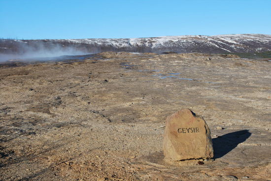 Der eigentliche Geysir spuckt nur relativ unzuverlässig - es ist reine Glückssache, ob man das nun zu sehen bekommt oder nicht. In der Regel hält man sich hier nur ca. 1 Stunde auf, was die Wahrscheinlichkeit sehr schmälert.