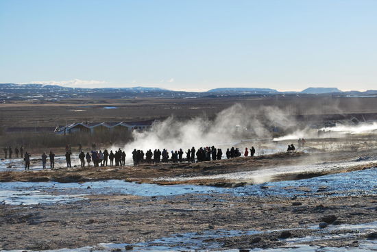 Nicht umsonst umlagern daher alle Touris den kleinen Bruder von Geysir, Strokkur. Der spuckt nämlich sehr zuverlässig alle paar Minuten.