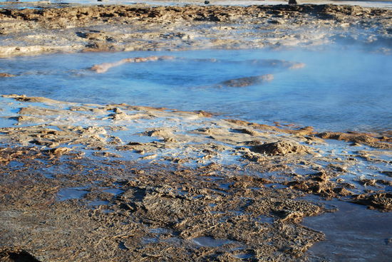 Der halb-offene Gesteinsring ist die Kanalöffnung - erst ist alles ruhig, aber irgendwann blubbert es nach oben...