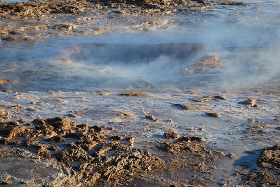 und gleich danach schlürft das Kanalloch das Wasser wieder in sich hinein. Ich finde das wahnsinnig faszinierend und schaue fast eine halbe Stunde dem Spektakel zu, dass sich innerhalb dieser Zeit 6 oder 7 Mal wiederholt.