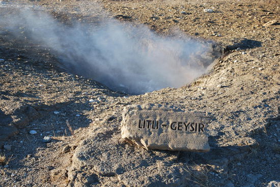 Ich bin schon auf dem Rückweg zum Besucherzentrum und Parkplatz, fotografiere noch diesen Mini-Geysir, als ich plötzlich hinter mir ein sehr lautes "wooowww" höre, drehe mich wieder zu Strokkur um und drücke praktisch blind auf den Kamera-Auslöser.