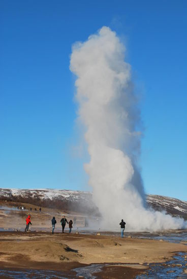 Ich bekomme das perfekte Foto ! Bilderbuchmäßiger Ausbruch von Strokkur gerade mal ohne Wind.