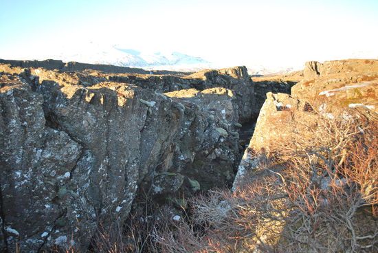 Auch geologisch ist Thingvellir ein ganz besonderer Platz: Genau hier treffen die tektonischen Platten von Nordamerika und Europa überirdisch und somit sichtbar zusammen. Einzigartig weltweit.
