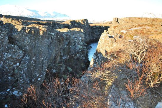 Zwischen den tektonischen Platten verläuft die Silfra-Spalte, mit klarstem Wasser gefüllt und somit einer der besten Tauch-und Schnorchel-Spots der Welt.