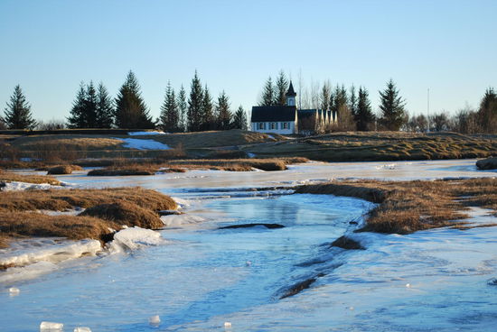 Jedes Jahr im Sommer findet hier bis heute ein großes Fest statt. Ganz Island trifft sich dann hier, wie man uns erzählte.