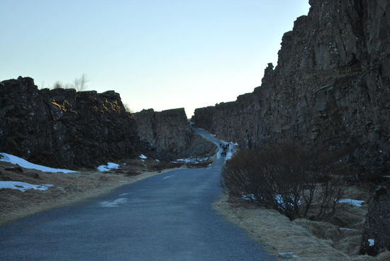 Immer entlang der tektonischen Platten, die steil und schroff aufragen.