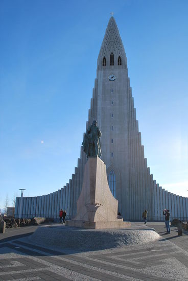 Hallgrimskirkja mit Denkmal von Leifur Eiriksson davor. 1945 wurde mit dem Kirchenbau begonnen, 1986 war sie fertig. Natürlich ist sie die größte Kirche Islands und in ganz Reykjavik sichtbar. Der Turm ist 73 m hoch.