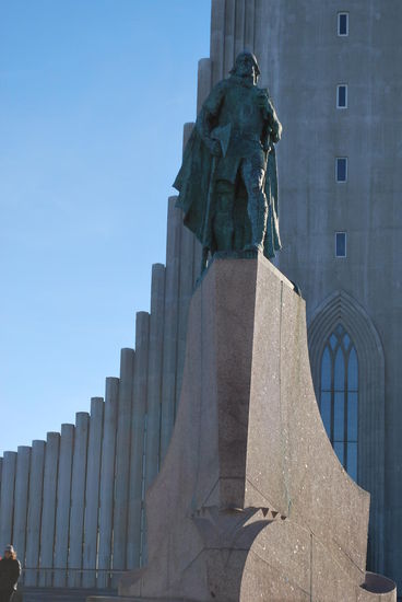 Leifur gilt als der eigentlich Entdecker Nordamerikas. Er soll schon 500 Jahre vor Kolumbus nach Amerika gesegelt sein. Auch Grönland hat er "entdeckt". Er soll um 970 n.Chr. als Sohn von Erik, dem Roten auf Island geboren sein. Übrigens ist auch der Flughafen in Keflavik nach ihm benannt. Die Statue war übrigens ein Geschenk der USA an Island.