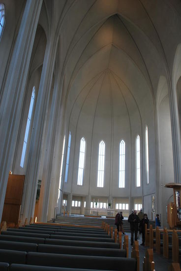 Das Interieur ist schlicht, schlicht, schlicht. Eine moderne, skandinavische Kirche eben.