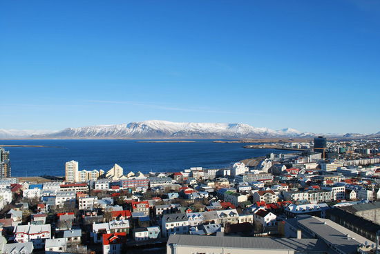 Der Blick bei klarem Wetter vom Turm ist unbeschreiblich ! Eintritt zum Turm kostet umgerechnet etwa 5 EUR und es gibt einen Fahrstuhl nach oben. Verschiedene Luken bieten einen 360 Grad Rundum-Blick.