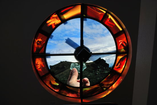 In der Hallgrimskirkja unten gibt es keine bunten Kirchenfenster, im Turm schon, aber sehr modern.