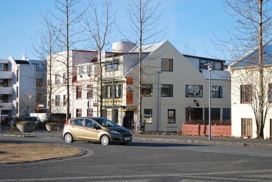 Reykjavik hat recht viele Cafés, Bars, Restaurants und auch Clubs. Ca. 100. In dem weißen Haus befindet sich das Café Loki, das ich nur wärmstens empfehlen kann. Dort gibt es auch isländische Spezialitäten.