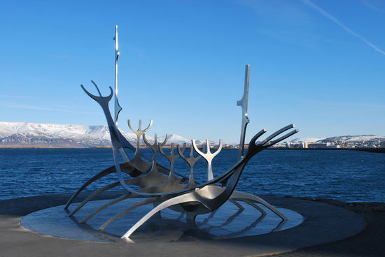 Denkmal - stilisiertes Wikingerschiff